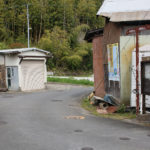 街道の道標と上切通自治会の掲示板(田中町)