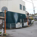 街道の道標と上切通自治会の掲示板(田中町)