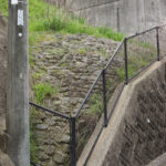 古い石垣が一部だけ遺っている。そこに何が建っていたのかは分からない。(田中町)