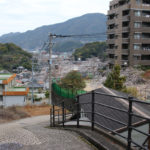 急な坂を登る街道。北を振り返るとよい眺め。(田中町)