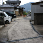 民家が並ぶ細い街道(田中町)