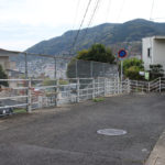 街道は行き止まりに見えるが、先に細く急な階段が続いている。(宿町)