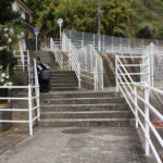 街道の階段。左右に住宅と集合住宅が並ぶ。この階段が本当の旧街道かは定かではない(宿町)