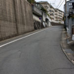 階段を降りると車道が続く。(宿町)