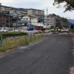 34号線と街道の交差点。撮影者は街道に立ち、横断歩道の近くに街道の道標が立っている(宿町)