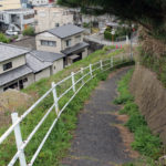 国道から再び細い街道へ降りる坂道。(宿町)