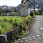 「長崎街道」と書かれた手作りの道標と道路(古賀町404付近)