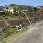 「長崎街道 右へ」と書かれた手作りの道標。左の川は八郎川(古賀町404付近)