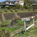 「長崎街道 右へ」と書かれた手作りの道標(古賀町404付近)