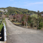 「長崎街道 右へ」の階段が前方にある(画像では小さすぎて到底読めない)(古賀町263-9付近)