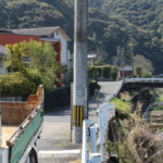 この道をまっすぐ進むと「迂回ルート」。橋を渡り右へ行くと「川向いルート」(古賀町)