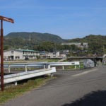 街道と道標。2ルートの合流ポイント(古賀町257付近)