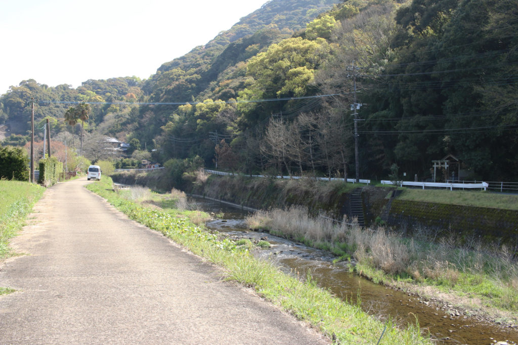 川向いルート。川の向こう側の迂回・散策ルートに役行者神社がみえる(古賀町)