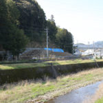 川向いルートから、川の向こう側の迂回ルートを撮影。向こう側はかつては土砂崩れが起こったであろうと思われる地形(古賀町)