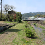 八郎川沿いの街道(古賀町)
