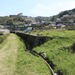 八郎川沿いの街道散策ルート。実際の街道は写真やや右側の農地部分にあったと推測(古賀町)