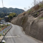 街道。右側の擁壁の上に国道34号線(中里町1035-1)