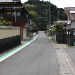 奥に「地蔵菩薩」がみえる(中里町1399付近)