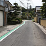 庭木がキレイに切りそろえられた民家が目立つ長崎街道(中里町1659付近)