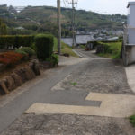 街道。正面に棚田がみえる(平似田郷1144-1付近)