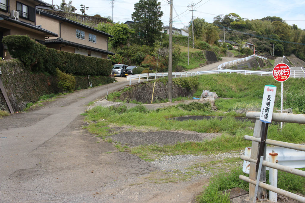 「長崎街道 東彼杵町」の道標がある街道(平似田郷1098付近)