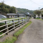 街道と道標。川の向こうから「東彼杵町里郷」