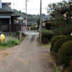 街道、前方で国道34号線と交差。先の路地に街道が続く(東彼杵町里郷2197)