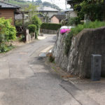 街道と「長崎街道・串島城跡入口」と書かれた石碑(東彼杵町里郷2003)