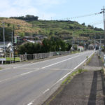 街道、江ノ串橋(国道34号線)をわたると左折(東方向)する。