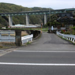 江ノ串橋を渡り、細い路地(街道)へ進む(里郷)