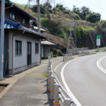 国道34号線、先の左に分岐する坂道が長崎街道(東彼杵町里郷1886-2)