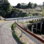 街道。橋になっているが下は線路。かつては橋ではなかったと思われる(東彼杵町里郷1348-1付近)