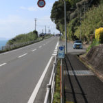 国道34号線。奥の左側から街道が合流している。(東彼杵町里郷673)