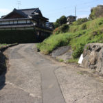 旧街道。路地の右下に色褪せた長崎街道の道標(東彼杵町里郷570-1)