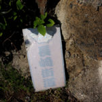 旧長崎街道の道標。きわめて色褪せていたため、文字が読めるように加工している(東彼杵町里郷570-1付近)