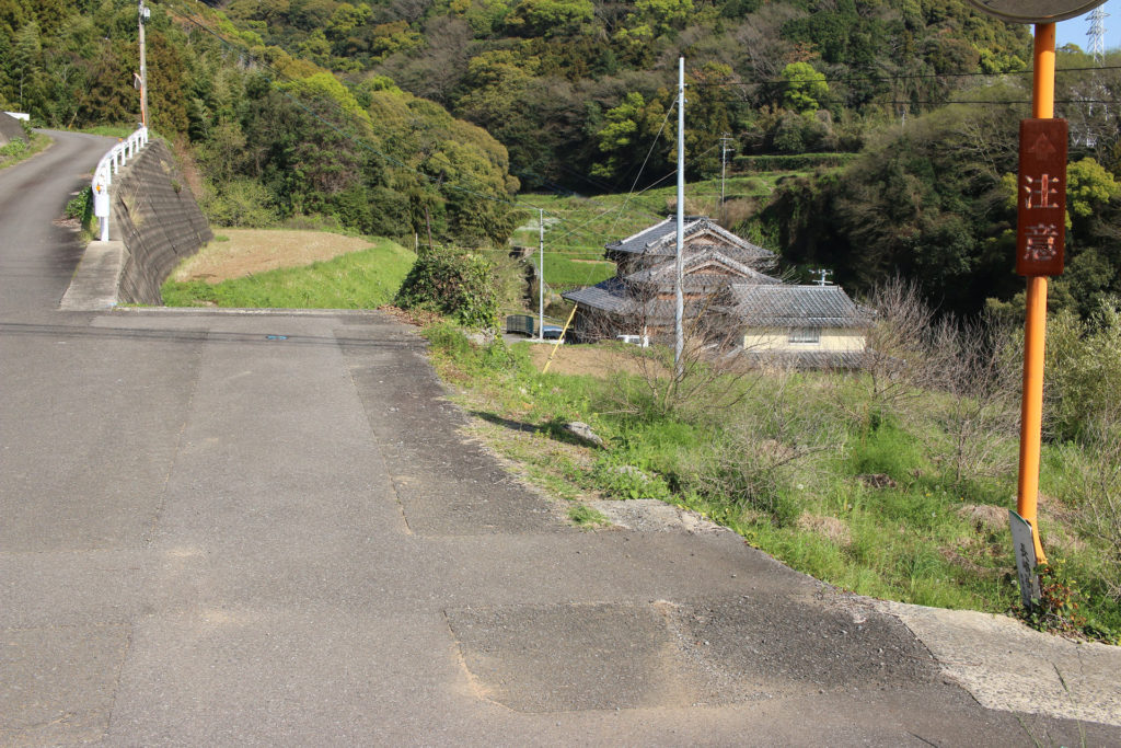 旧長崎街道と右下に街道の道標。しかし、旧街道は正面・右側の下り坂を進む。(東彼杵町里郷557付近)