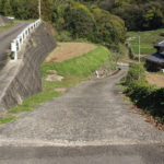 旧街道の下り坂。この先右折だが、そこから先は荒廃している(東彼杵町里郷557付近)