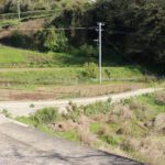 旧街道。奥の橋を渡って先を進むが、その先は不明瞭で、近所の方も分からないとのこと。(東彼杵町里郷557付近)