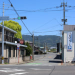 国道205号線より長崎街道・小倉方面(嬉野方面)を望む。前方のお店は入江京呉服店(東彼杵町蔵本郷1848付近)