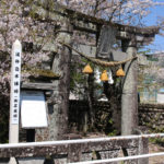 彼杵宿本陣跡の道標と案内板、彼杵神社の一の鳥居(東彼杵町蔵本郷1880-1付近)