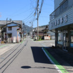 街道沿い製紙屋・紙谷製茶本店。左側に彼杵神社(東彼杵町彼杵宿郷１９９)