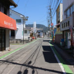 街道沿いの商店街。シャッターが閉じている店もあるが、とても味わい深い風情(東彼杵町彼杵宿郷2-8付近)