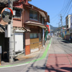 街道沿いの家具店跡。左下に長崎街道の道標と「思案橋」の石碑(東彼杵町彼杵宿郷2)