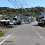 街道。前方に旧岳中家住宅がみえる(東彼杵町彼杵宿郷354-4付近)