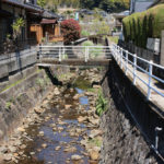 民家の間を流れる名もなき小さな川(東彼杵町彼杵宿郷414)