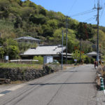 街道。前方に踏切(彼杵町彼杵宿郷403-2付近)