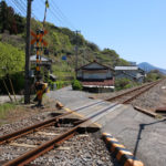 踏切(武安踏切)と交差する街道(東彼杵町彼杵宿郷836-1付近)