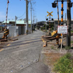 踏切と街道が交差。小倉方面を振り返る(東彼杵町彼杵宿郷403-2付近)