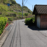 街道。「兵間のぶつだん」と書かれた看板が貼ってあるお店跡(？)(東彼杵町彼杵宿郷836-1)