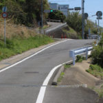 街道を国道34号線が横切る。信号機「町民グラウンド入口」を挟み、奥に続く上り坂が街道(彼杵宿郷)